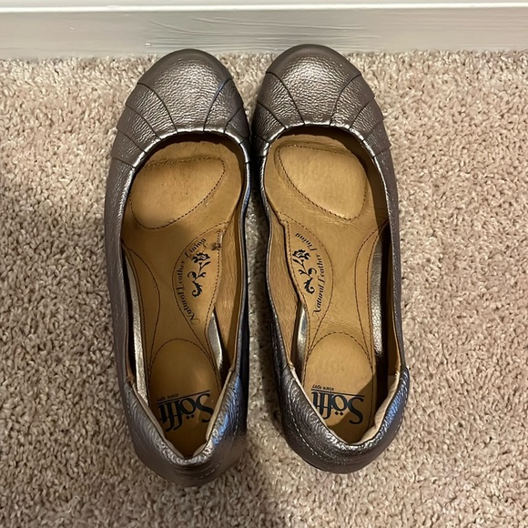 Sofft Shoes - Women’s Silver Flats, Size 9